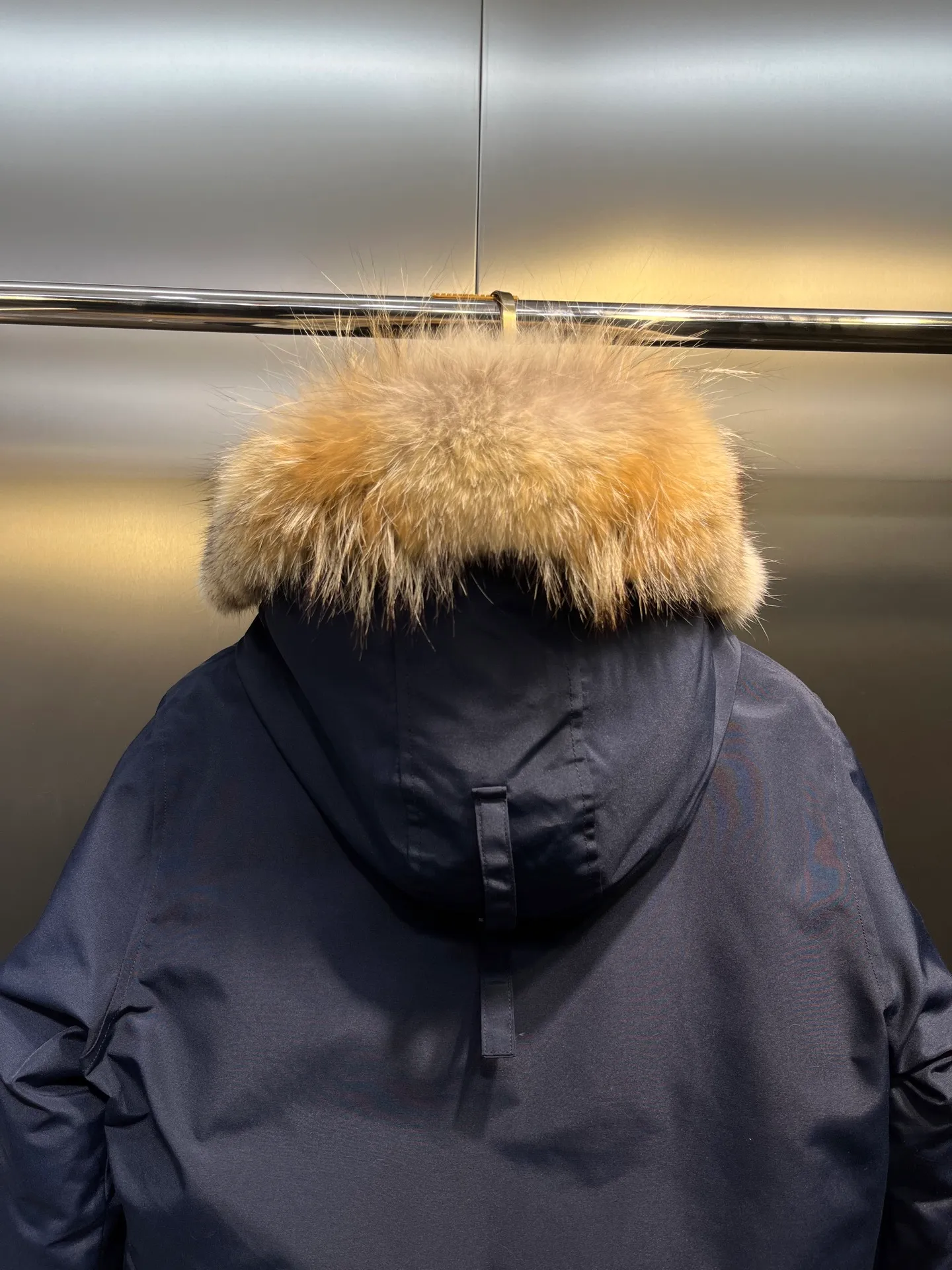 P840 Canada Goose Canada Goose #Expedition03 Parker, a treasure of Canadian origin! Limited supply worldwide! Canada Goose Model 03 is a top-notch couple model. The polar cold-proof outdoor series fur collar detachable hooded parka down jacket is the first Goose in 2024. I hope my friends will like it. Peak quality. I hope everyone can identify it together! The most popular cool items of the Big Goose family in 2024 are online. The same popular product of Yi Yang Qianxi is said to be a joint limited edition Big Goose that cannot be bought in autumn and winter. If you dislike the sameness of the Big Goose in the past, then this model will definitely give you a different experience! This year's most powerful couple's collection for autumn and winter is online, a top-notch luxurious ready-to-wear style, paired with an outdoor warm down jacket with great style and charm! The most standard and classic items of the Daye family in the past two years are equipped with unique reflective stripes for embellishment, which further shows the high-end fashion performance effect. With the embellishment of hardware buckles, it has excellent performance effect. The upper body is clean, simple and elegant, even for urban leisure. It is suitable for various occasions. Designed with large pockets, this model has a large capacity and is equipped with reflective stripes, making it safer at night. It is suitable for various adventure activities. It is made of windproof and waterproof technical materials. The interior is filled with full white duck down, which is absolutely cold-proof and warm. It also has a stand-up collar design and fine fluff at the collar, with meticulous attention to detail! The charm of this model is also more spiritual, and the upper body has more temperament and specifications. It perfectly shows the ultra-high standard of fashionable performance of this model, integrating outdoor and life, and you can even create high-street wear! The most pinnacle limited-edition goose that we have presented so far, both in terms of design and detailed materials, it is completely outstanding. The grand and evergreen version design is matched with cool reflective elements. The overall appearance can be said to be quite high, and it has that kind of powerful outdoor performance! It combines high-end casual attributes with high-street style. It is high-grade, domineering, warm, and beautiful. The visibility of the upper body is quite strong, and the configuration of the owl element is highly brand-recognizable. It fully complements the overall brand performance and visual effects, and also has the high-end sense of fashion and fashionable performance. It is a must-buy product because it is the most awesome down brand on the planet and one of Canada's three national treasure brands. It is also a sentimental down luxury brand. In the field of polar cold-proof clothing, Goose has made an irreplaceable contribution... Size: xs s m l xl